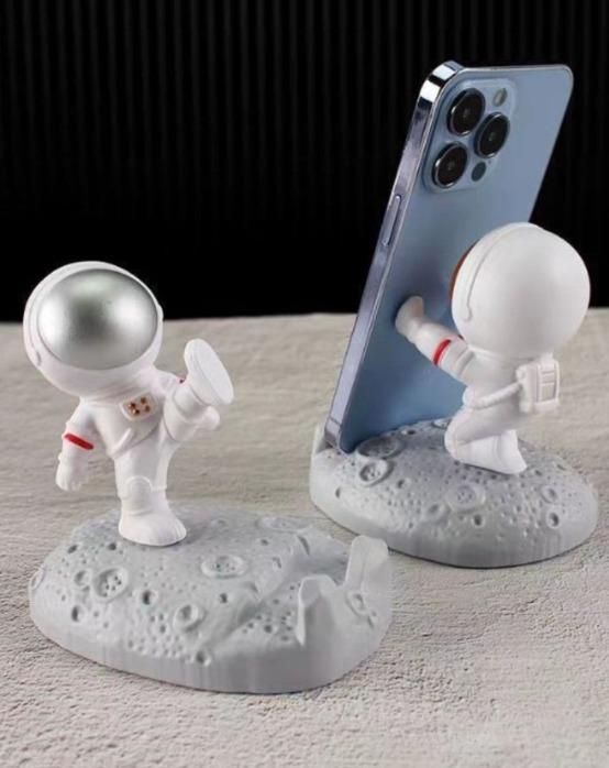 Space Dock - Astronauts Mobile Phone Stand Holder